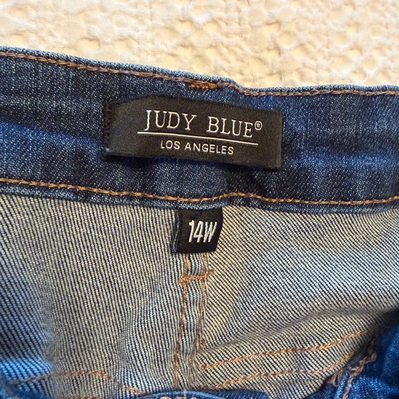 Women's Judy Blue Cropped Jeans Sz 14W - Picture 3 of 3